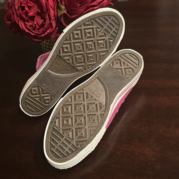 Converse Junior Size 6 W/ Distressed Borders Purple and pink color, Brand new - Picture 4 of 12